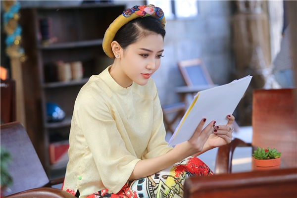 Ngọc Duyên diện áo dài cách tân, tất bật chạy show cuối năm