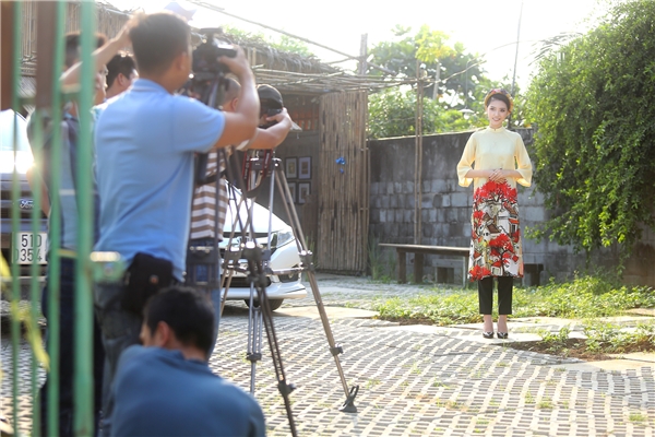 Ngọc Duyên diện áo dài cách tân, tất bật chạy show cuối năm