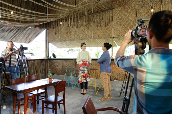 Ngọc Duyên diện áo dài cách tân, tất bật chạy show cuối năm