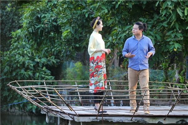 Ngọc Duyên diện áo dài cách tân, tất bật chạy show cuối năm