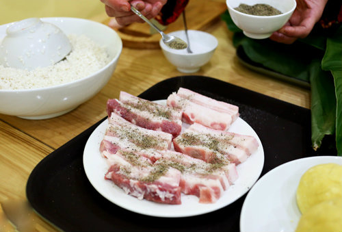 Hướng dẫn c&aacute;ch g&oacute;i b&aacute;nh chưng kh&ocirc;ng cần khu&ocirc;n m&agrave; vẫn vu&ocirc;ng vắn, đẹp mắt