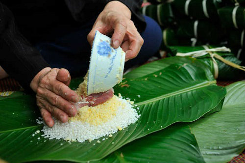 Hướng dẫn c&aacute;ch g&oacute;i b&aacute;nh chưng kh&ocirc;ng cần khu&ocirc;n m&agrave; vẫn vu&ocirc;ng vắn, đẹp mắt