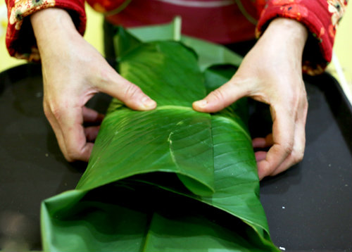 Hướng dẫn c&aacute;ch g&oacute;i b&aacute;nh chưng kh&ocirc;ng cần khu&ocirc;n m&agrave; vẫn vu&ocirc;ng vắn, đẹp mắt