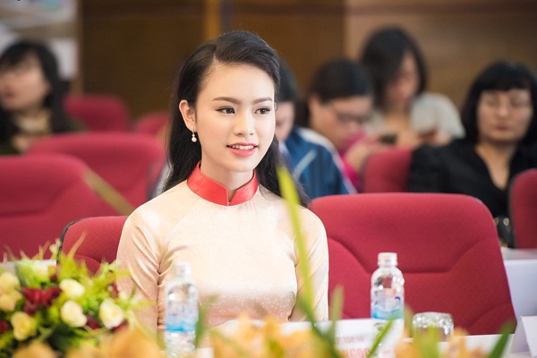 'Người đẹp truyền th&ocirc;ng' Ngọc V&acirc;n rạng rỡ với &aacute;o d&agrave;i của đ&agrave;n chị Ngọc H&acirc;n