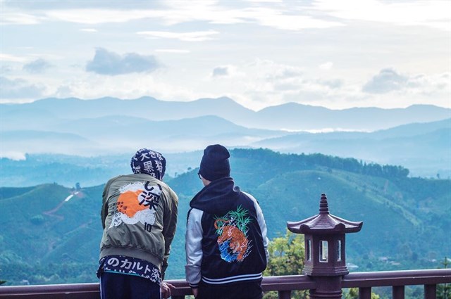 Giới trẻ đang truy l&ugrave;ng &lsquo;ti&ecirc;n cảnh&rsquo; trong MV mới của Sơn T&ugrave;ng