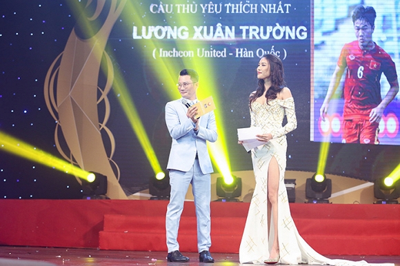 Lan Khuê gợi cảm tại lễ trao giải Quả bóng Vàng Việt Nam