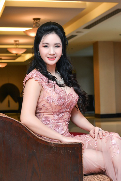 Cận cảnh nhan sắc xinh đẹp, trẻ trung của mẹ Hoa hậu Thu Ng&acirc;n
