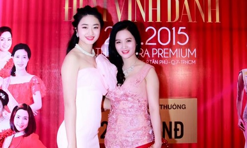 Cận cảnh nhan sắc xinh đẹp, trẻ trung của mẹ Hoa hậu Thu Ng&acirc;n