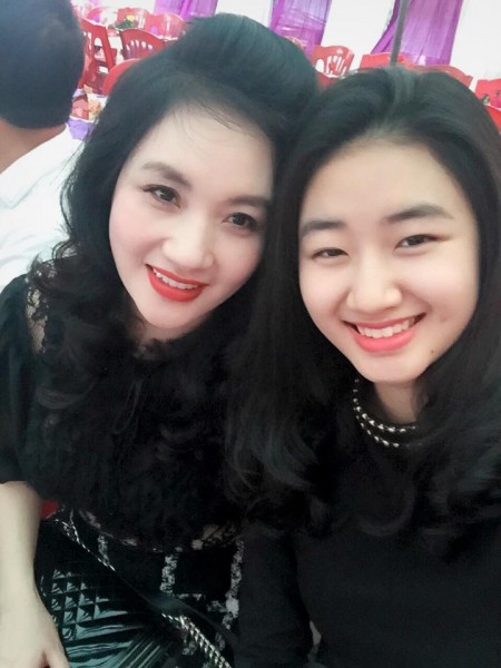 Cận cảnh nhan sắc xinh đẹp, trẻ trung của mẹ Hoa hậu Thu Ng&acirc;n