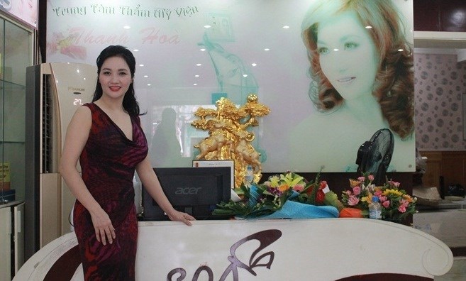 Cận cảnh nhan sắc xinh đẹp, trẻ trung của mẹ Hoa hậu Thu Ng&acirc;n