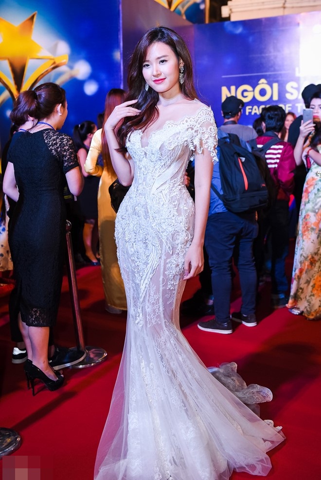 Diện v&aacute;y dạ hội m&agrave;u đỏ với hiệu ứng đặc biệt, Phạm Hương mặc đẹp nhất tuần qua