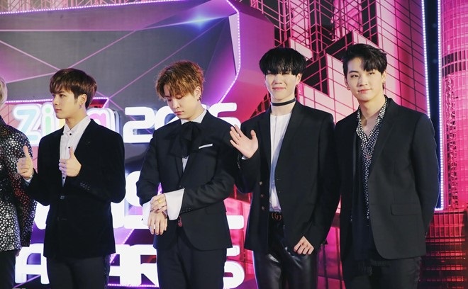 Phạm Hương đẹp tựa nữ thần tr&ecirc;n thảm đỏ Zing Music Award 2016