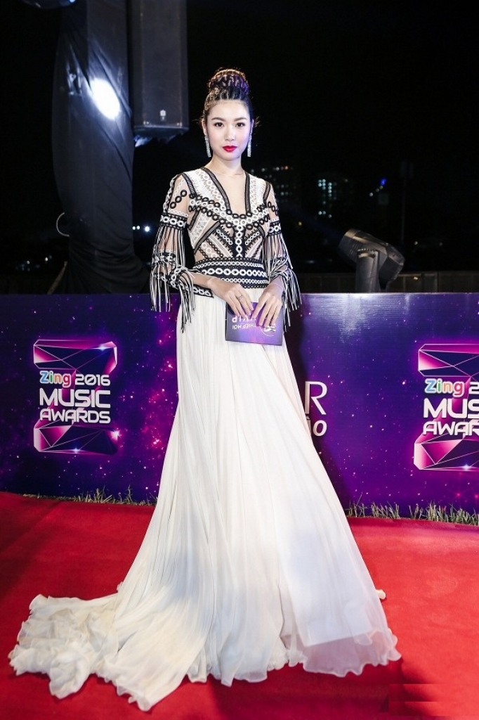 Phạm Hương đẹp tựa nữ thần tr&ecirc;n thảm đỏ Zing Music Award 2016