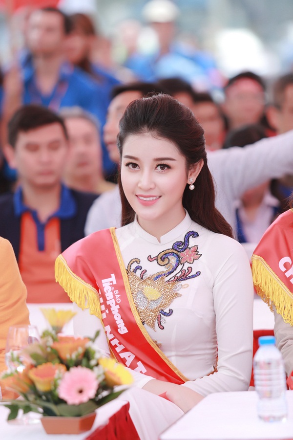 &Aacute; hậu Huyền My cũng kh&ocirc;ng giấu được sự mệt mỏi khi n&oacute;i về những ồn &agrave;o tr&ecirc;n b&aacute;o ch&iacute; trong thời gian qua 