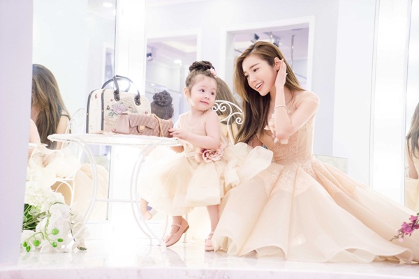 Vẻ đẹp ngọt lịm của Elly Trần v&agrave; con g&aacute;i khi diện v&aacute;y đ&ocirc;i