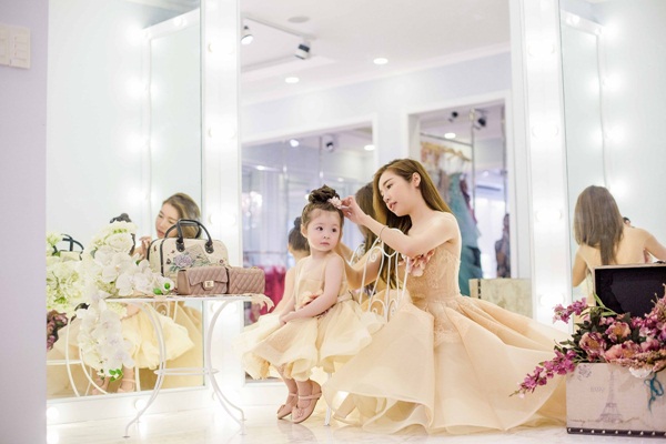 Vẻ đẹp ngọt lịm của Elly Trần v&agrave; con g&aacute;i khi diện v&aacute;y đ&ocirc;i