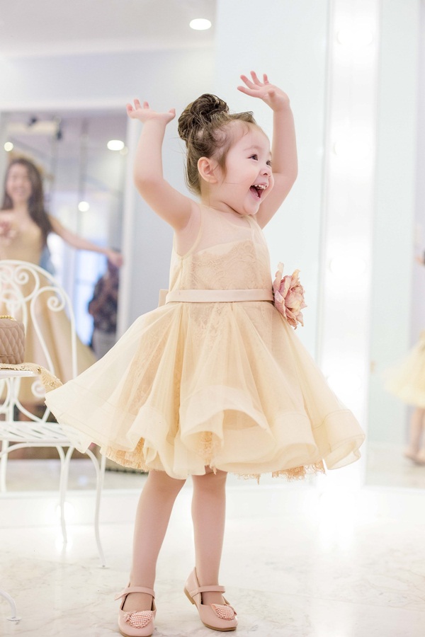 Vẻ đẹp ngọt lịm của Elly Trần v&agrave; con g&aacute;i khi diện v&aacute;y đ&ocirc;i