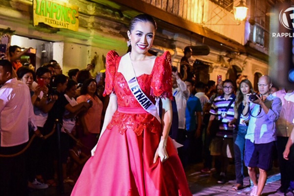 Tuy nhiên, cô cho biết mình đang bị nhiệt miệng do thiếu uống nước, ngủ muộn và dậy sớm theo hành trình của các thí sinh. Điều này khiến fan có phần lo lắng   Tuy nhiên, cô cho biết mình đang bị nhiệt miệng do thiếu uống nước, ngủ muộn và dậy sớm theo hành trình của các thí sinh. Điều này khiến fan có phần lo lắng. Tuy nhiên, người đẹp trấn an mọi người rằng cô vẫn khỏe và rất hào hứng trước buổi trình diễn thời trang sắp diễn ra.     Gần 20 giờ tối, buổi biểu diễn thời trang Terno Fashion Show chính thức diễn ra.