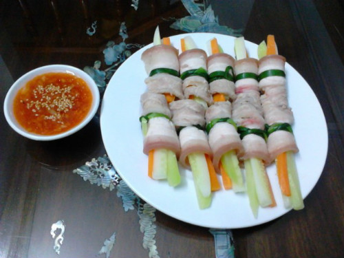 Chống ngán ngày Tết với món ba chỉ cuộn rau củ