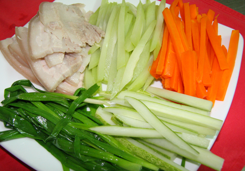 Chống ngán ngày Tết với món ba chỉ cuộn rau củ