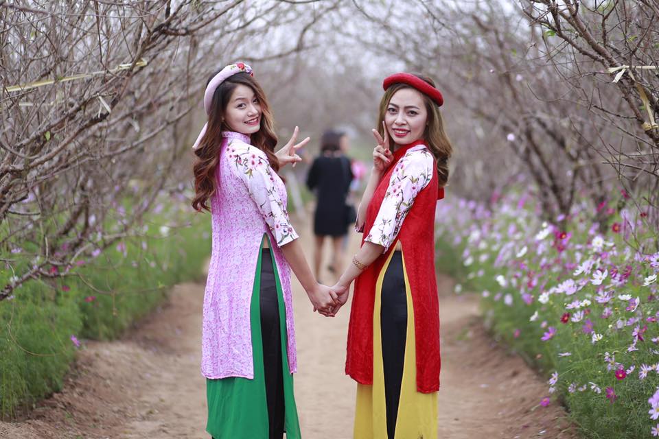 nam-thanh-nu-tu-ron-rang-check-in-vuon-dao-nhat-tan-dip-giap-tet