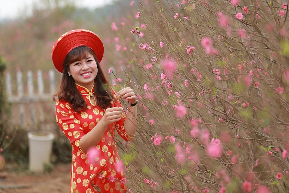 nam-thanh-nu-tu-ron-rang-check-in-vuon-dao-nhat-tan-dip-giap-tet