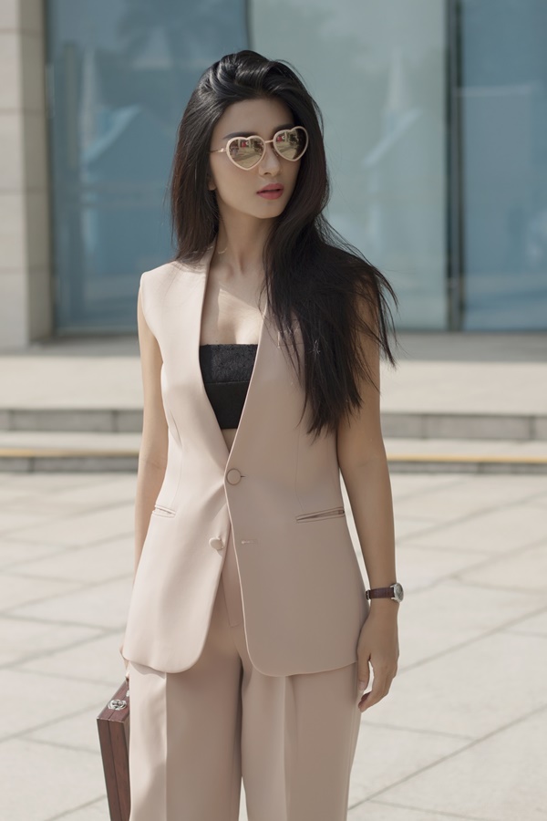 Những thiết kế &ldquo;nổi loạn ngầm&rdquo; với h&igrave;nh ảnh &ldquo;nửa k&iacute;n nửa hở&rdquo; được xem l&agrave; xu hướng được người đẹp nhanh ch&oacute;ng kh&aacute;m ph&aacute; v&agrave; l&agrave;m đầy BST thời trang của m&igrave;nh. 