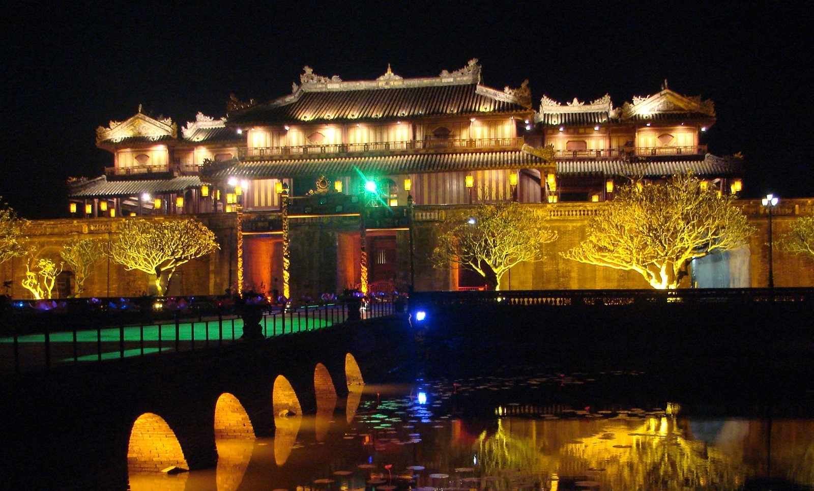 dai-noi-hue-lan-dau-tien-se-mo-cua-don-du-khach-vao-ban-dem