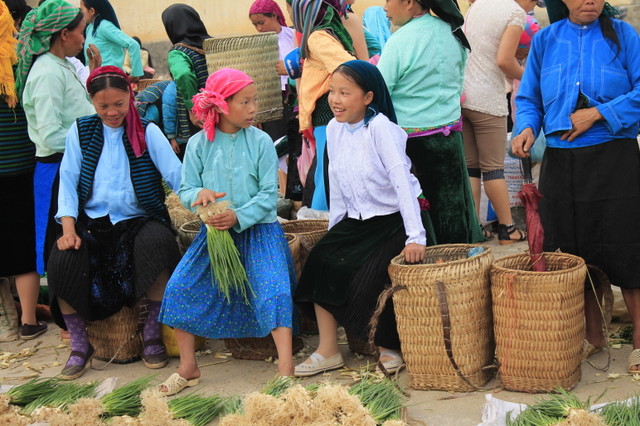 Chẳng cần tiền, đến chợ phi&ecirc;n M&egrave;o Vạc vẫn mua được 'rổ' niềm vui