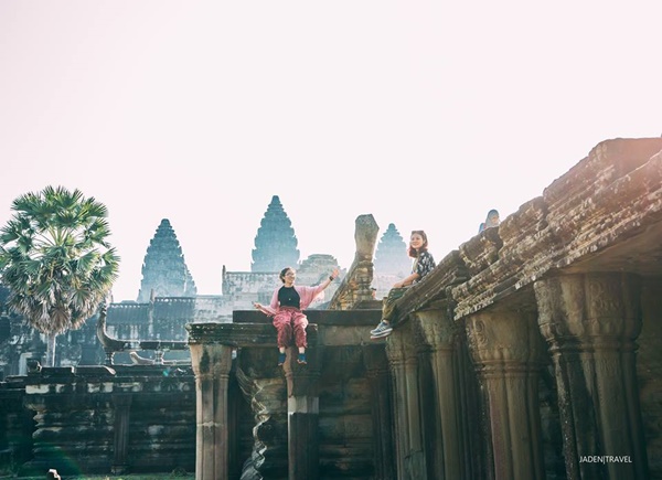 Cổng ch&iacute;nh khu đền Angkor Wat