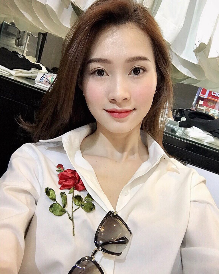 C&aacute;ch mix &aacute;o th&ecirc;u hoa hồng s&agrave;nh điệu như sao Việt
