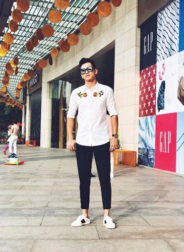 C&aacute;ch mix &aacute;o th&ecirc;u hoa hồng s&agrave;nh điệu như sao Việt