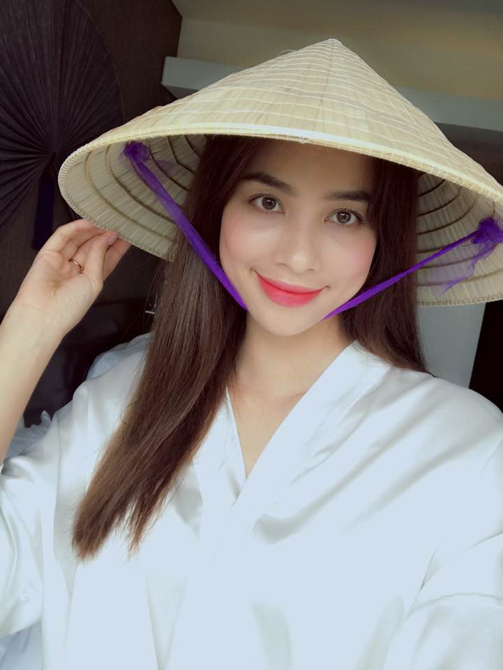 Hoa hậu Phạm Hương đẹp dịu dàng khi đội nón lá