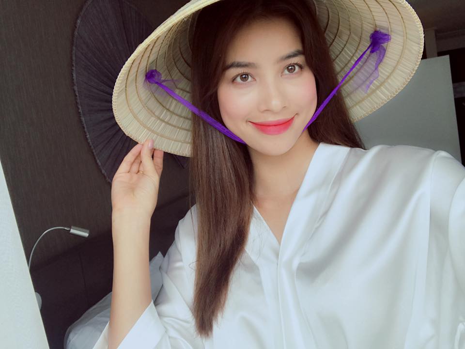 Hoa hậu Phạm Hương đẹp dịu dàng khi đội nón lá