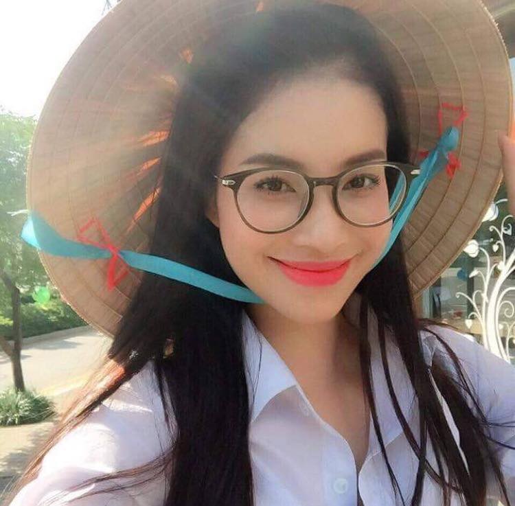 Hoa hậu Phạm Hương đẹp dịu dàng khi đội nón lá
