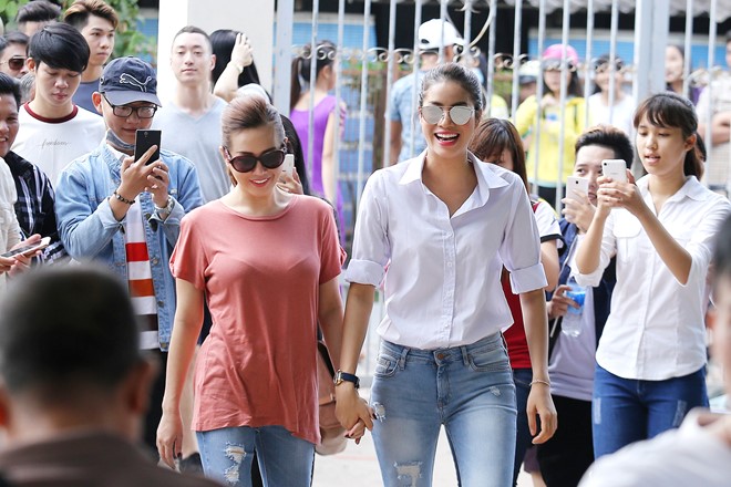 Học cách phối đồ cùng áo sơ mi trắng sành điệu như Phạm Hương Học cách phối đồ cùng áo sơ mi trắng sành điệu như Phạm Hương