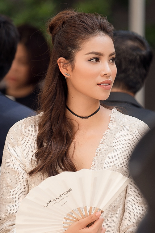Muốn trẻ ra v&agrave;i tuổi, h&atilde;y thay đổi kiểu t&oacute;c như Phạm Hương