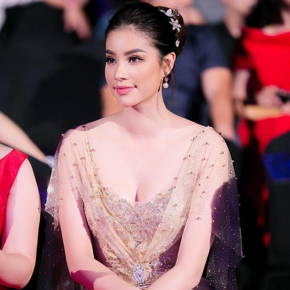 Muốn trẻ ra v&agrave;i tuổi, h&atilde;y thay đổi kiểu t&oacute;c như Phạm Hương