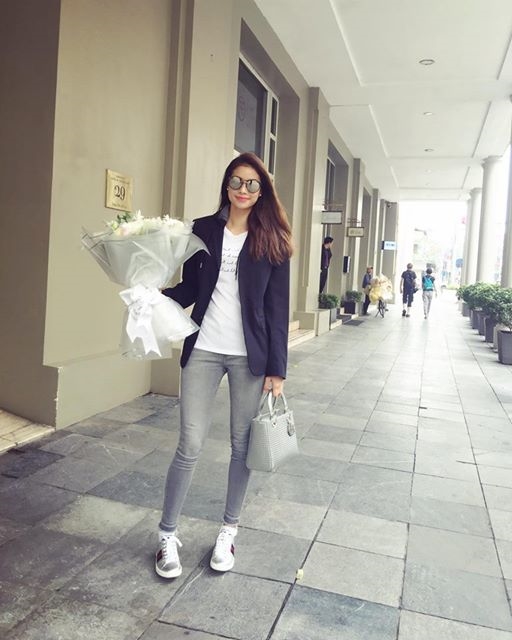 C&ugrave;ng một đ&ocirc;i gi&agrave;y, học c&aacute;ch phối đồ s&agrave;nh điệu như Phạm Hương, Thanh Hằng, Lan Khu&ecirc;
