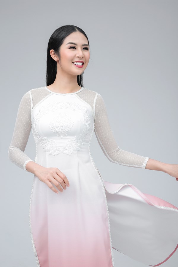 Hoa hậu Ngọc H&acirc;n được mời sang Anh biểu diễn &aacute;o d&agrave;i