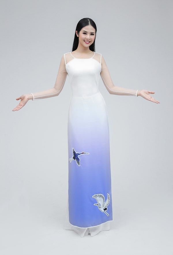 Hoa hậu Ngọc H&acirc;n được mời sang Anh biểu diễn &aacute;o d&agrave;i