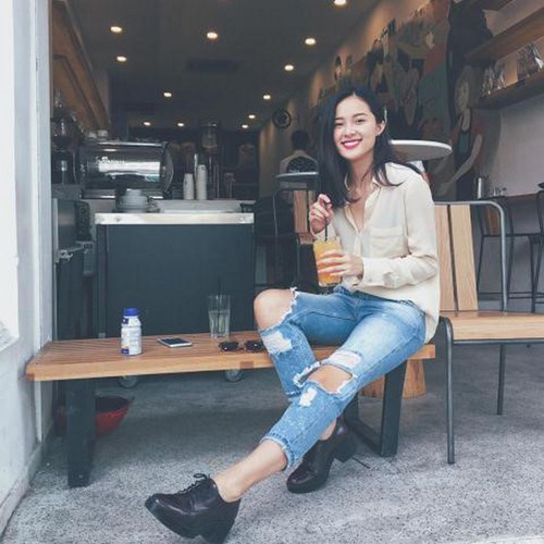 Mẹo phối quần jeans r&aacute;ch với &aacute;o sơ mi s&agrave;nh điệu như sao Việt