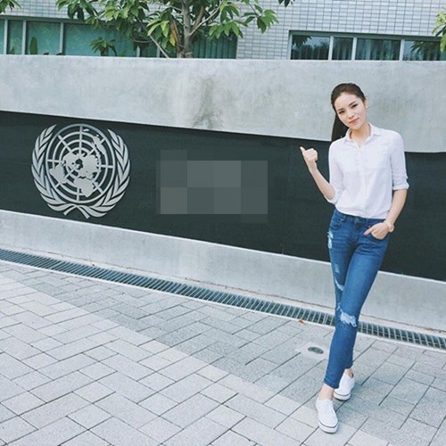 Mẹo phối quần jeans r&aacute;ch với &aacute;o sơ mi s&agrave;nh điệu như sao Việt