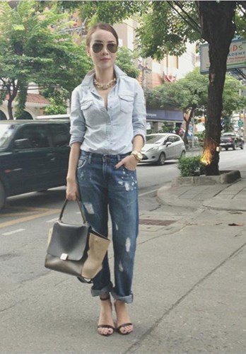 Mẹo phối quần jeans r&aacute;ch với &aacute;o sơ mi s&agrave;nh điệu như sao Việt