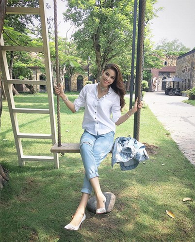 Mẹo phối quần jeans r&aacute;ch với &aacute;o sơ mi s&agrave;nh điệu như sao Việt
