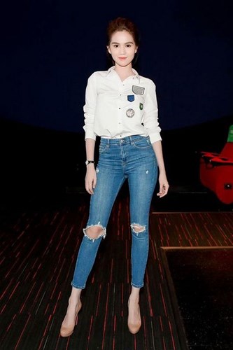 Mẹo phối quần jeans r&aacute;ch với &aacute;o sơ mi s&agrave;nh điệu như sao Việt