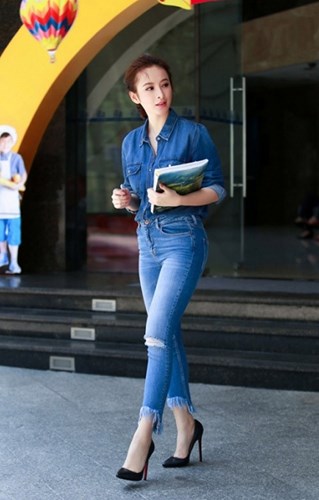 Mẹo phối quần jeans r&aacute;ch với &aacute;o sơ mi s&agrave;nh điệu như sao Việt