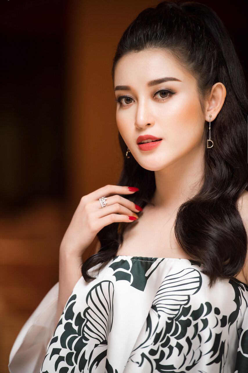 &Aacute; hậu Huyền My thay đổi phong c&aacute;ch li&ecirc;n tục sau khi được đề cử thi quốc tế