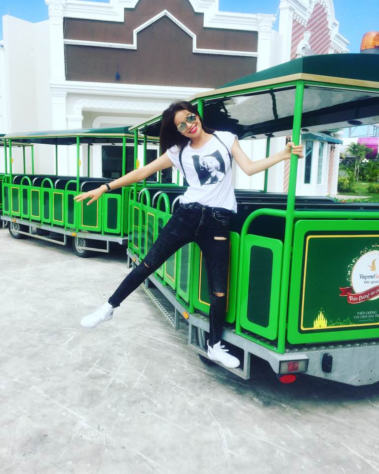 Chẳng cần diện v&aacute;y c&ocirc;ng ch&uacute;a, Phạm Hương mặc thế n&agrave;y cũng đủ 'đốn tim' fans