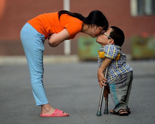Cặp đ&ocirc;i hạnh ph&uacute;c Dong Zhijun v&agrave; Yuan Wanyu. Ảnh: Daily Mail